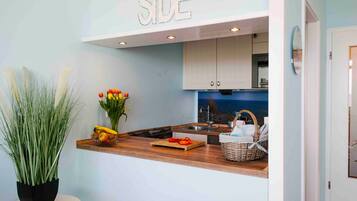 Kjøleskap, mikrobølgeovn, kokeplater og oppvaskmaskin