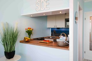 Kjøleskap, mikrobølgeovn, kokeplater og oppvaskmaskin