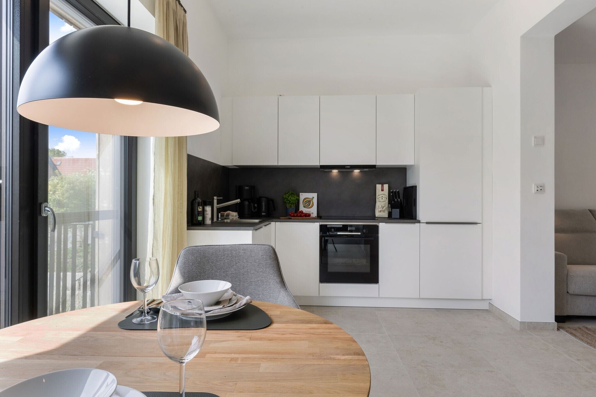 Kjøleskap, ovn, kokeplater og oppvaskmaskin