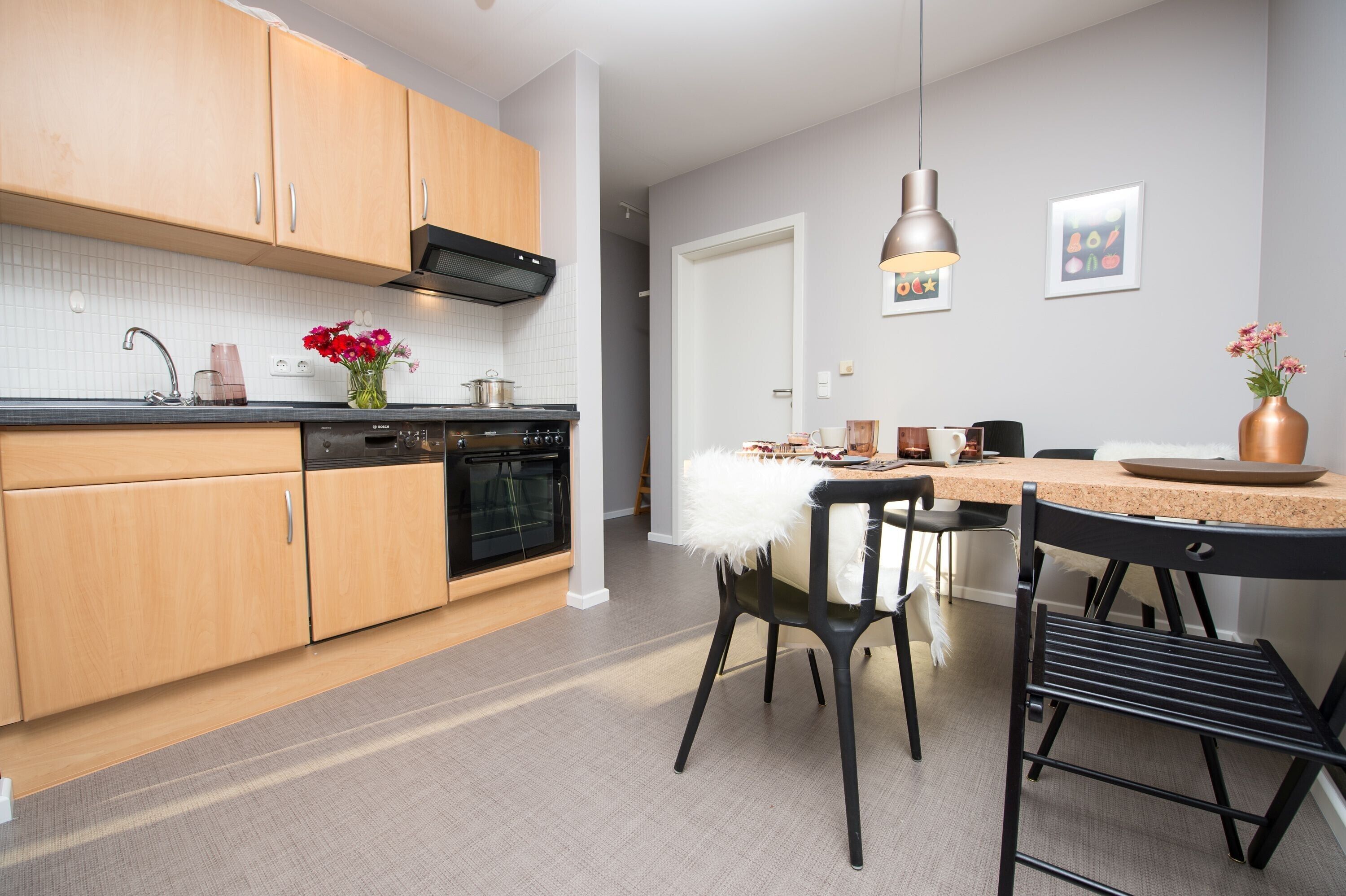 Kylskåp, mikrovågsugn, ugn och spishäll