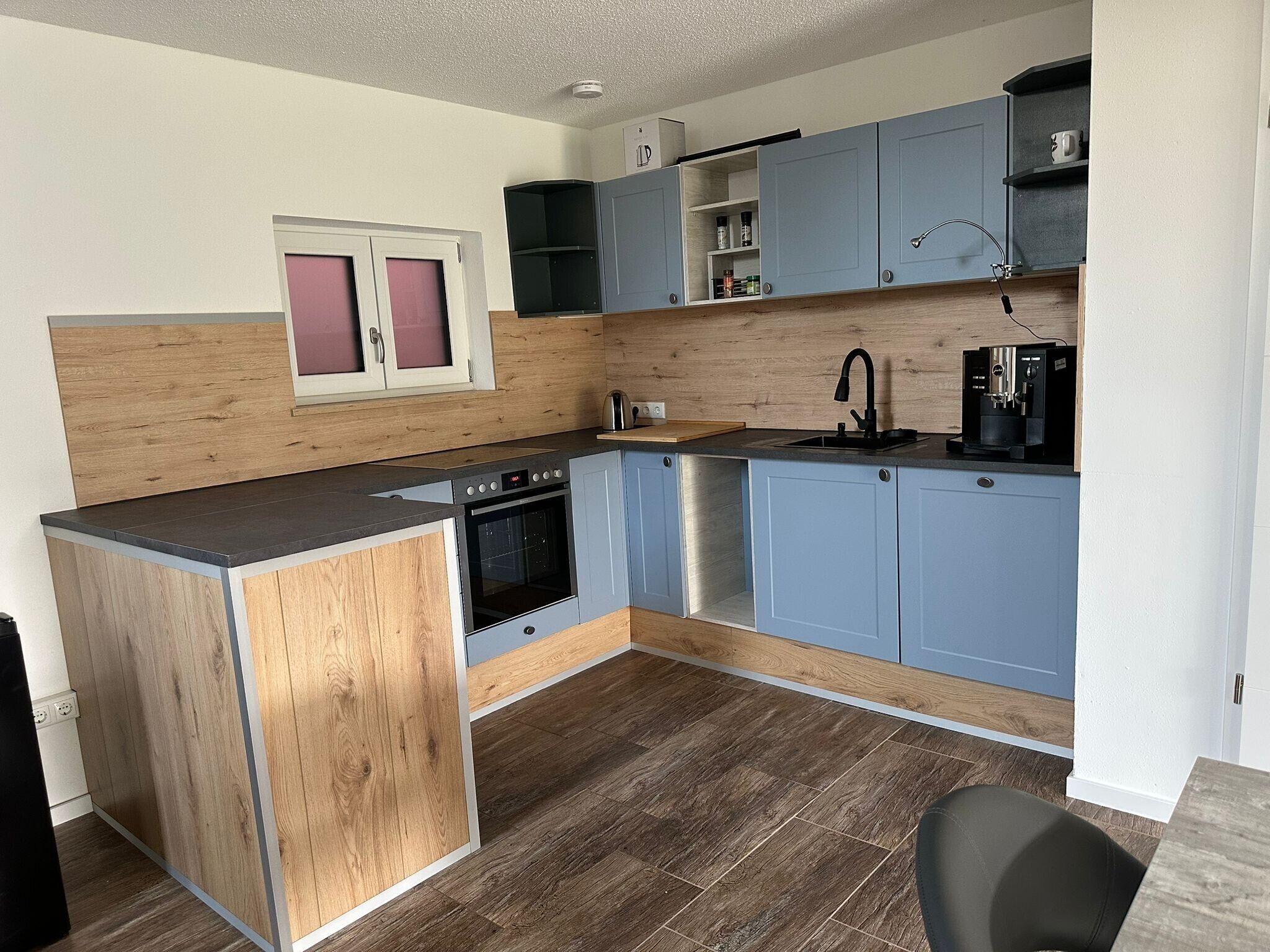 Frigorífico, horno, placa de cocina y lavavajillas