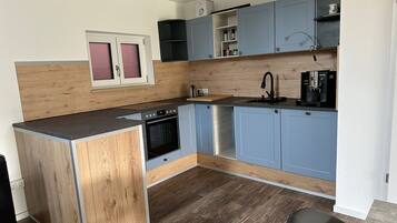 Frigorífico, horno, placa de cocina y lavavajillas