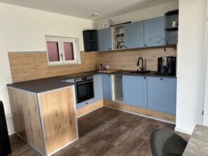 Réfrigérateur, un four, surface de cuisson, lave-vaisselle