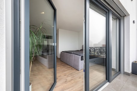 Interior. Marktl Holiday Apartment 'Innblick' – 90 sqm, Spacious & Modern