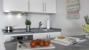 Køleskab, mikrobølgeovn, ovn, kogeplade