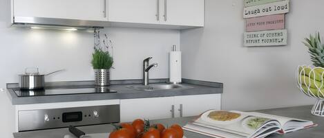 Kjøleskap, mikrobølgeovn, ovn og kokeplater