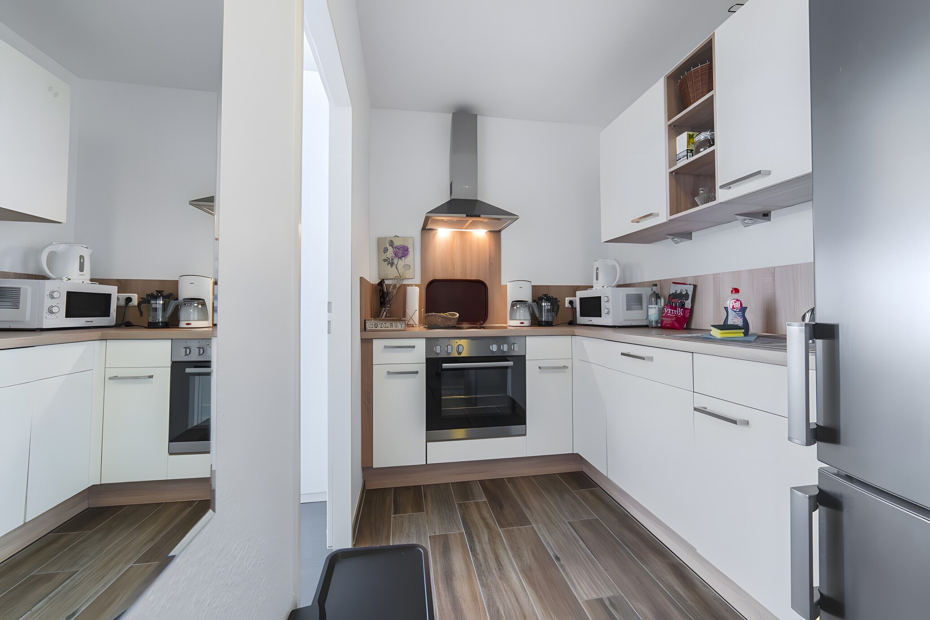 Kjøleskap, mikrobølgeovn, ovn og kokeplater