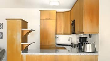 Een koelkast, een magnetron, een oven, een kookplaat