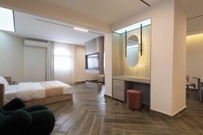 In-room safe, desk, laptop workspace, iron/ironing board - Hayah Inn Cairo - Rehab city (Cairo)