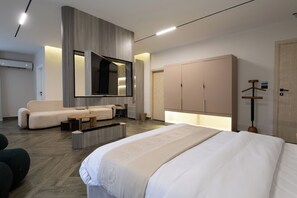 خزنة داخل الغرفة ومكتب ومساحة عمل للكمبيوتر المحمول ومكواة/لوح كي