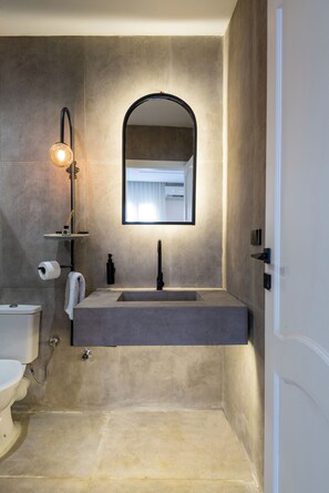 Shower, hair dryer, slippers, towels - Hayah Inn Cairo - Rehab city (Cairo)