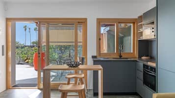 Frigorífico, microondas, horno y placa de cocina