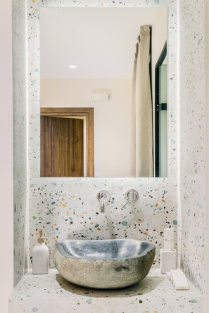 Dusche, Haartrockner, Handtücher, Seife