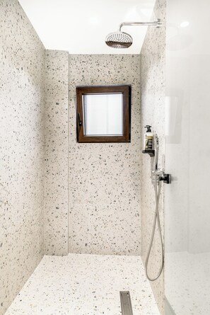 Dusche, Haartrockner, Handtücher, Seife