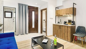Un appartamento moderno con un soggiorno, una cucina e un bagno.
