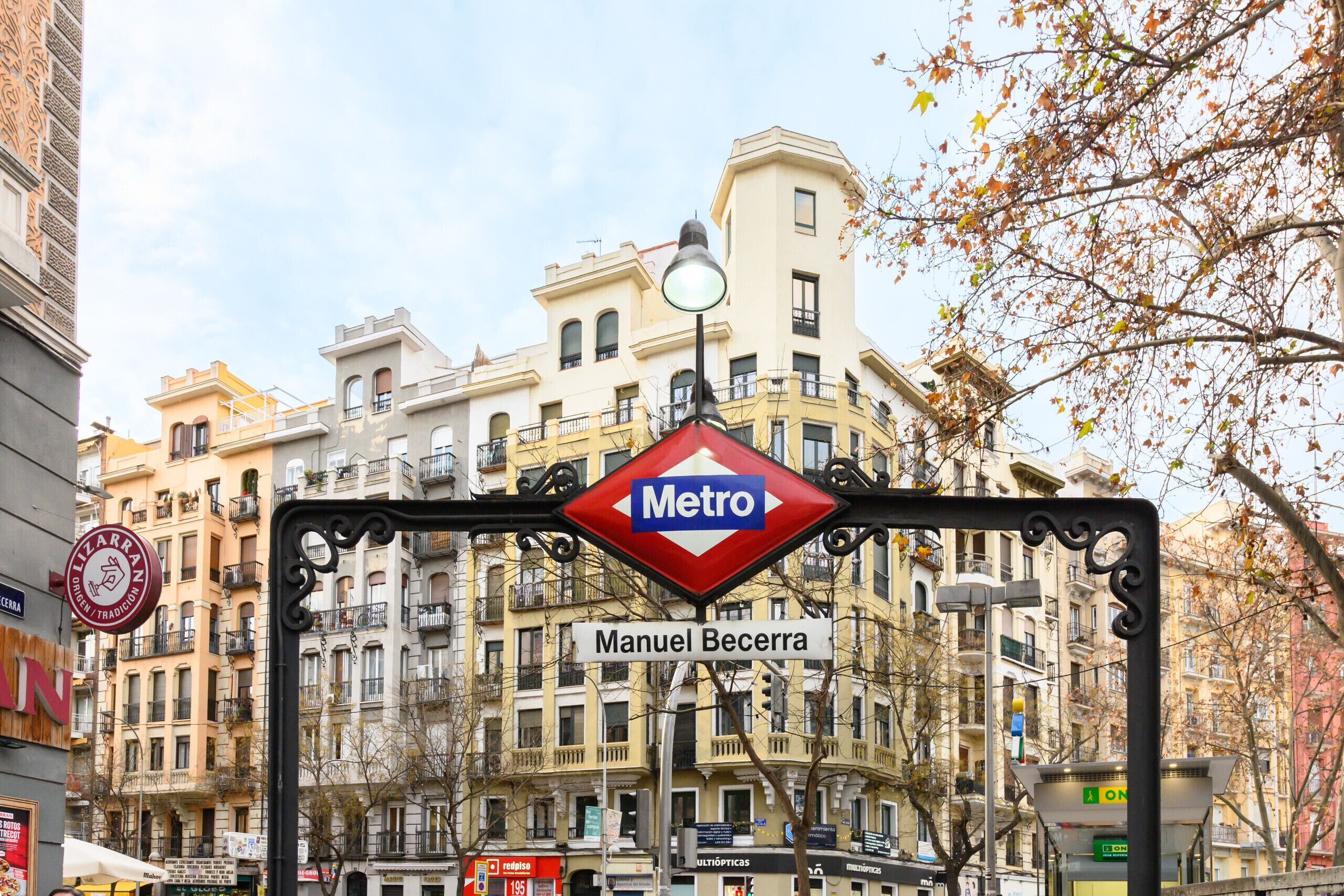 Un cartel de estación de Metro con el nombre 