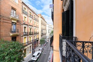 A narrow street lined with multi-story buildings, some with balconies and others with shutters. - Modern, fully equipped studio with balcony in the centre of Madrid Tempory  HOR42DA (Madrid)