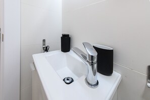 Shower - (PIZ401) Cozy Studio in the Center of Madrid (Madrid)