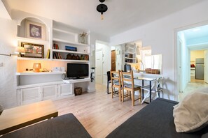 TV - (POR183D) Spacious 2-bedroom apartment in La Latina (Madrid)