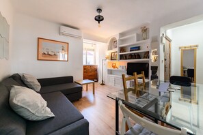 TV - (POR183D) Spacious 2-bedroom apartment in La Latina (Madrid)
