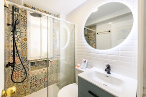 Shower, hair dryer - (POR183D) Spacious 2-bedroom apartment in La Latina (Madrid)