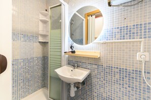 Shower, hair dryer - (SVF1304) Cozy Studio in the Center of Madrid (Madrid)