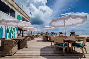 Outdoor dining - Private Beachfront Villa with Pool & Free Shuttle for Snorkeling Enthusiasts! (San Pedro)