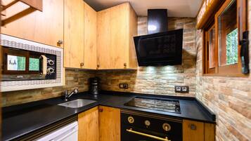 Een koelkast, een magnetron, een oven, een vaatwasser