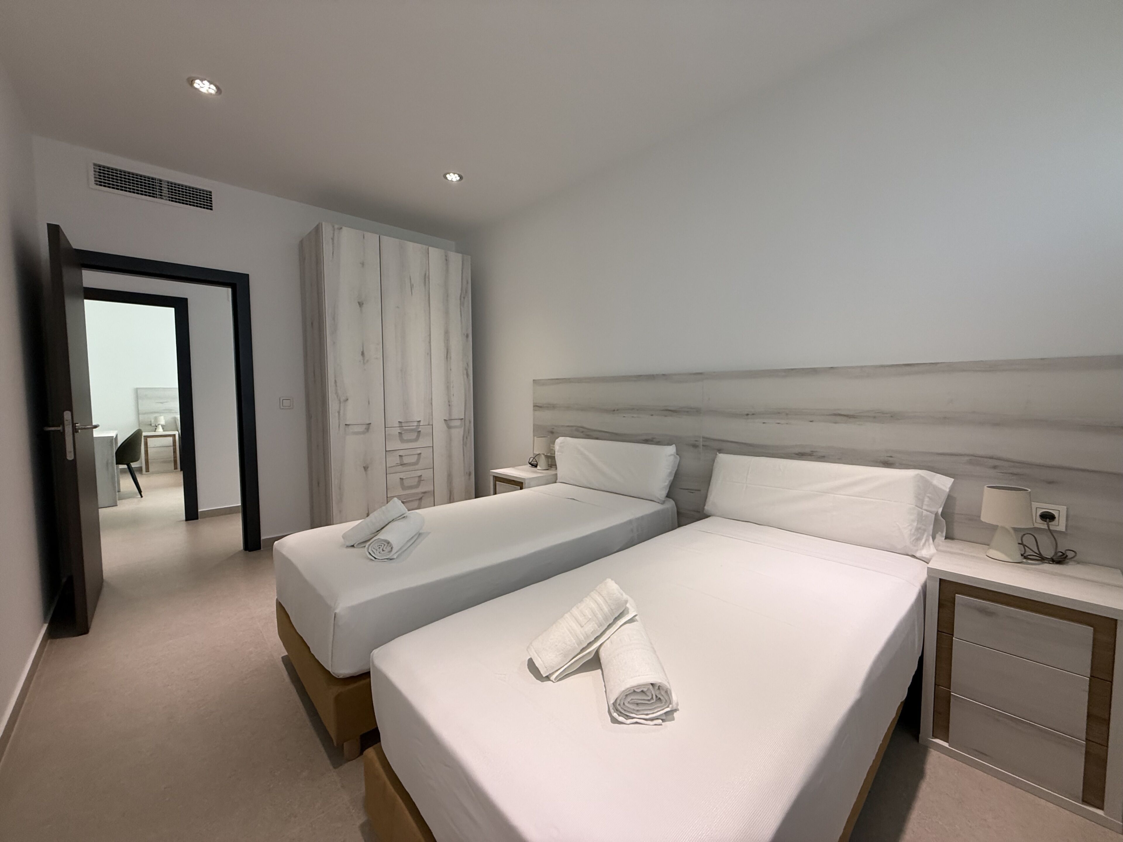 3 habitaciones, tabla de planchar con plancha y cuna de viaje 