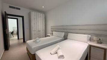 3 habitaciones, tabla de planchar con plancha y cuna de viaje