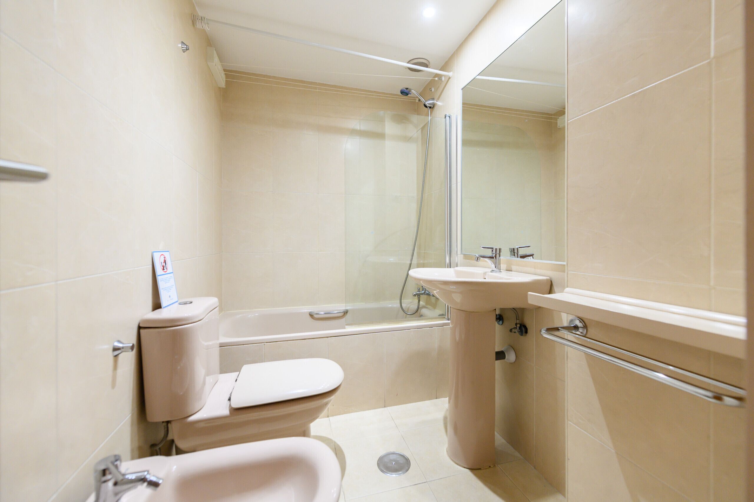 Un baño moderno con inodoro, lavabo y ducha.