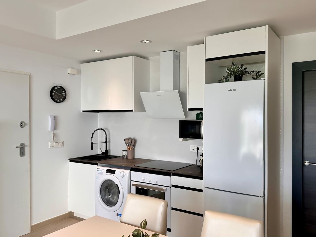 Refrigerador, microondas, horno y utensilios de cocina 