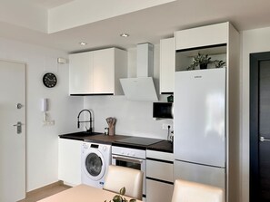 Refrigerador, microondas, horno y utensilios de cocina 