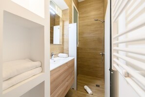 Shower, hair dryer - (FGA50E) Cozy apartment in Chamberí (Madrid)