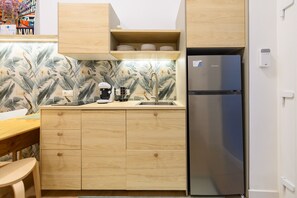 Réfrigérateur, micro-ondes, lave-vaisselle, cafetière/bouilloire