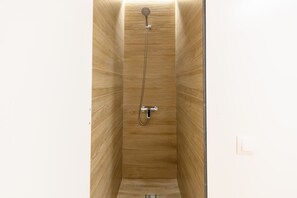 Shower, hair dryer - (FGA50E) Cozy apartment in Chamberí (Madrid)