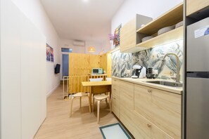 Fridge, microwave, dishwasher, coffee/tea maker - (FGA50E) Cozy apartment in Chamberí (Madrid)