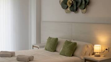 Een strijkplank/strijkijzer, reisbedje, wifi, beddengoed