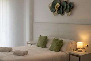 Een strijkplank/strijkijzer, reisbedje, wifi, beddengoed