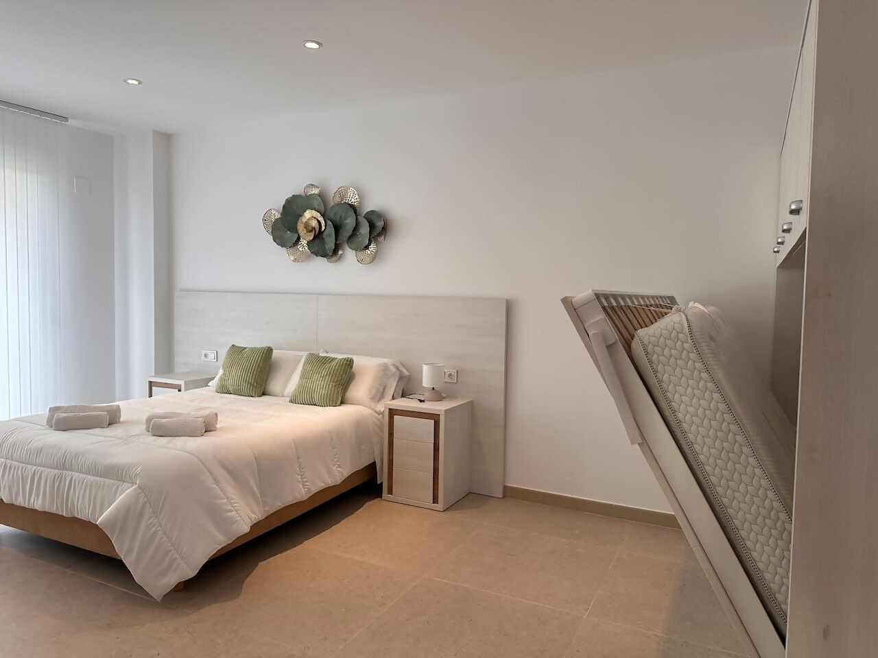 Tabla de planchar con plancha, cuna de viaje, wifi y ropa de cama 