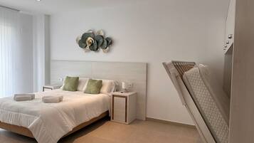 Tabla de planchar con plancha, cuna de viaje, wifi y ropa de cama