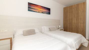 Een strijkplank/strijkijzer, reisbedje, wifi, beddengoed