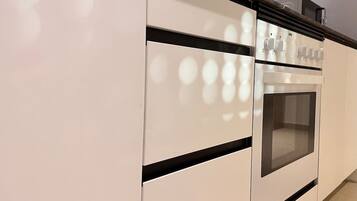 Een koelkast, een magnetron, een oven, een broodrooster