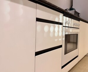 Een koelkast, een magnetron, een oven, een broodrooster