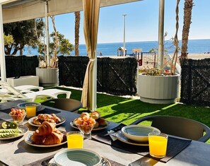 Outdoor dining - 65CD - Beachfront Home with Private Terrace (Aguilas)