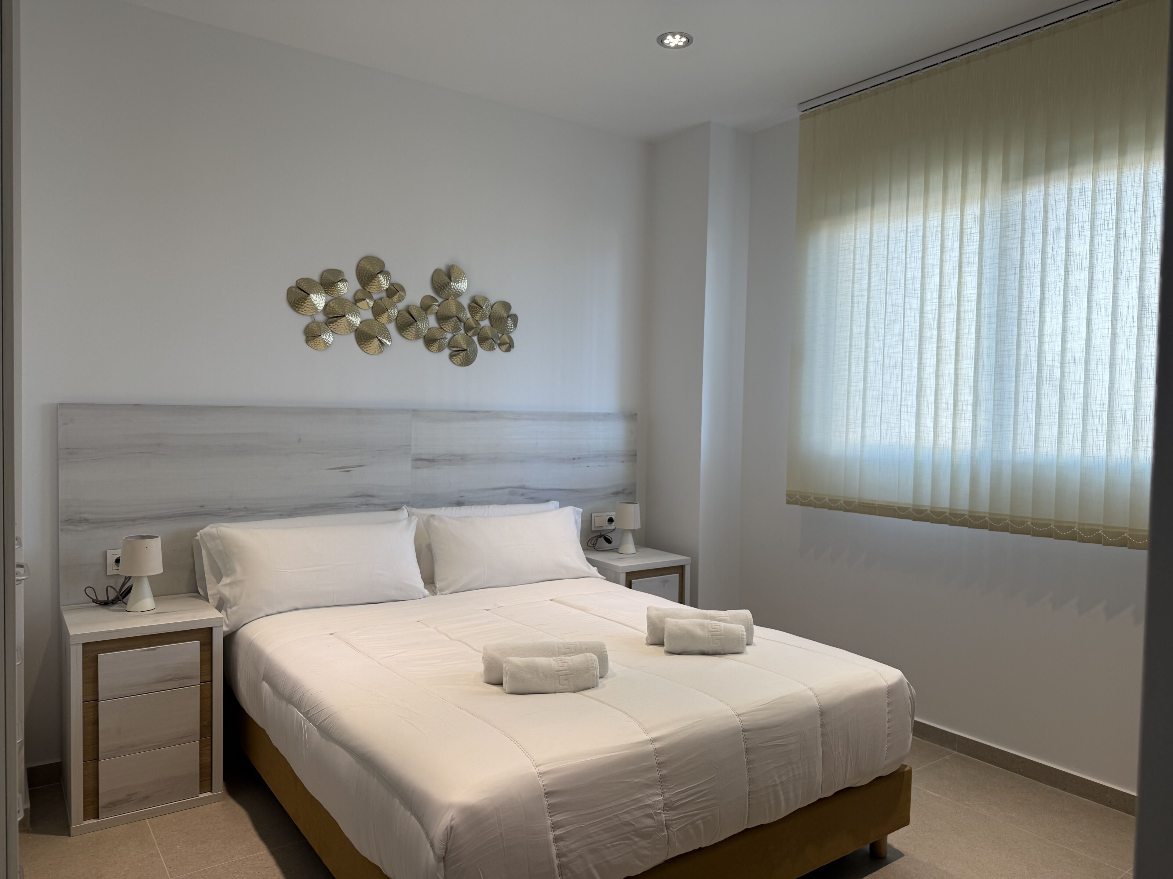 2 habitaciones, tabla de planchar con plancha, wifi y ropa de cama 
