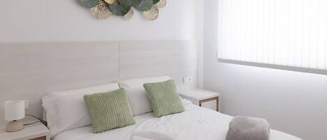 Tabla de planchar con plancha, wifi, ropa de cama