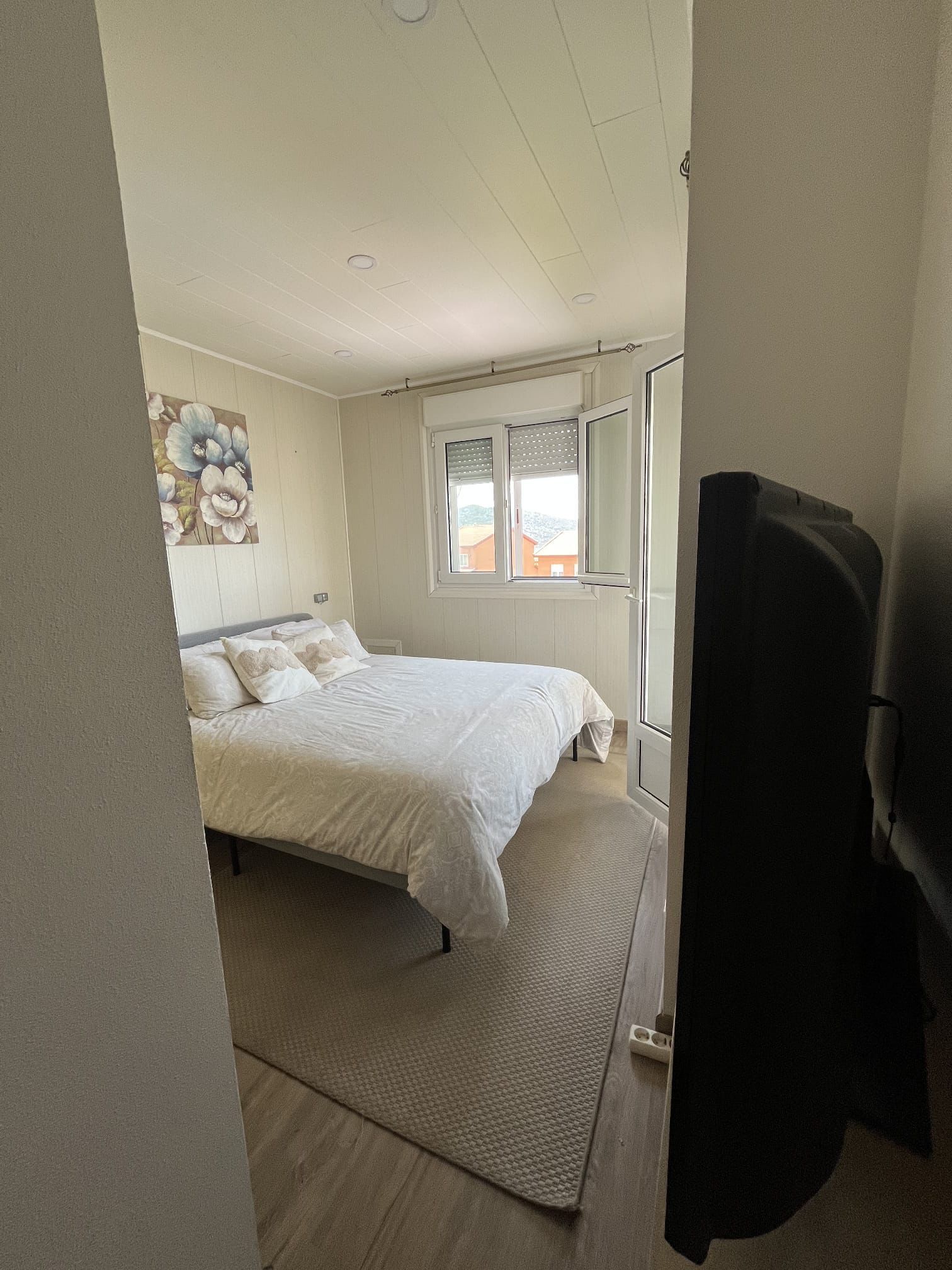 Een strijkplank/strijkijzer, internet, beddengoed