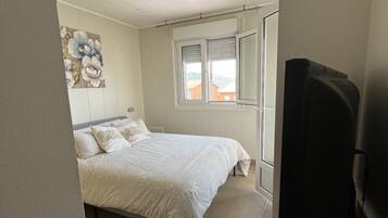 Een strijkplank/strijkijzer, internet, beddengoed