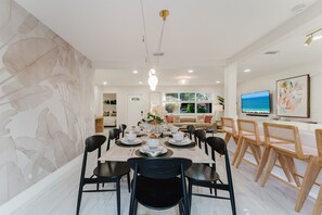 Dining - Palm Oasis | Salt Pool I Movies I Firepit I Golf (West Palm Beach)